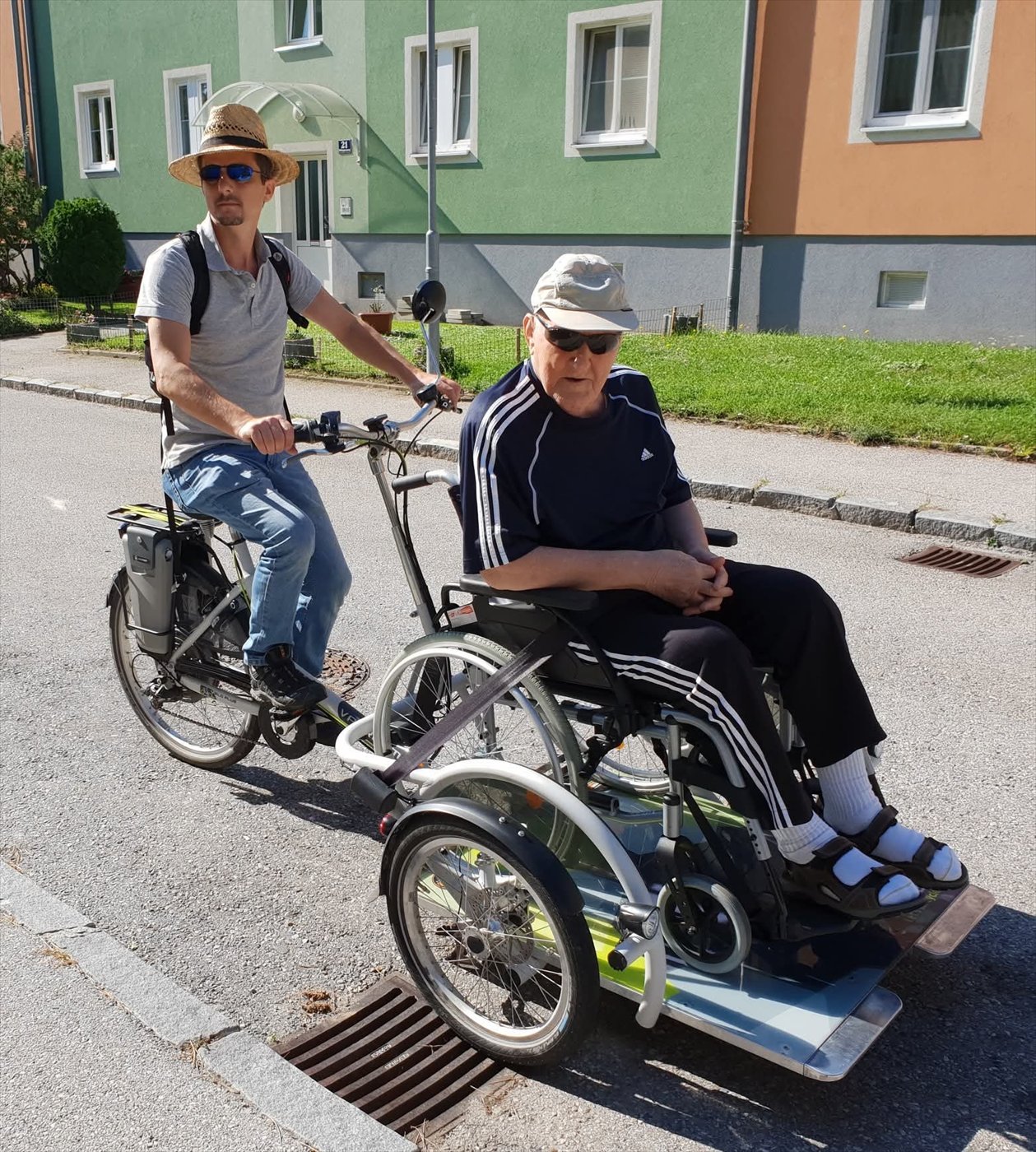 Bernd Rasner bringt einen &auml;lteren Herrn mit dem Rollstuhl-Rad sicher ans Ziel