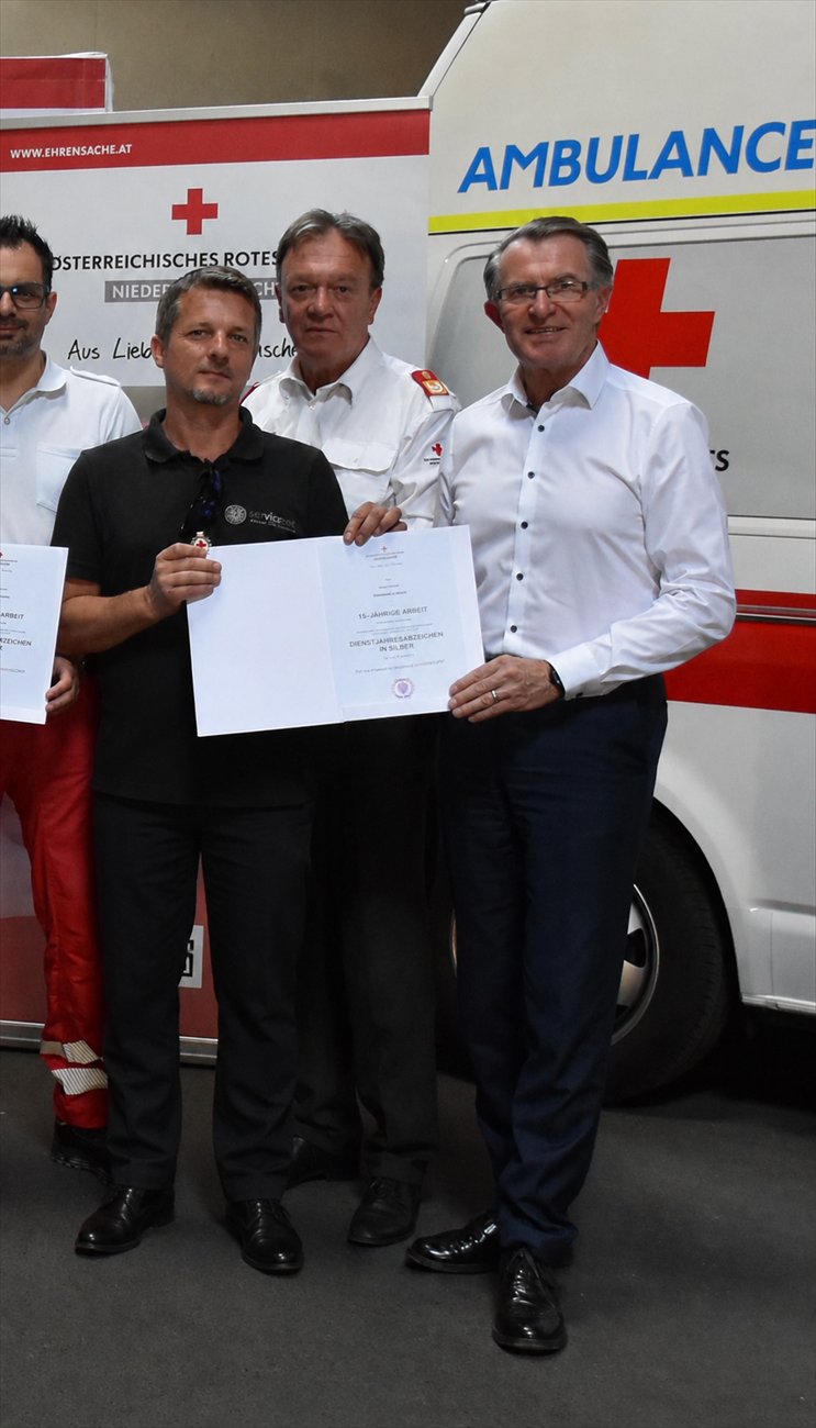Bernd Rasner wird beim &Ouml;sterreichischen Roten Kreuz f&uuml;r 15 Jahre Dienst geehrt