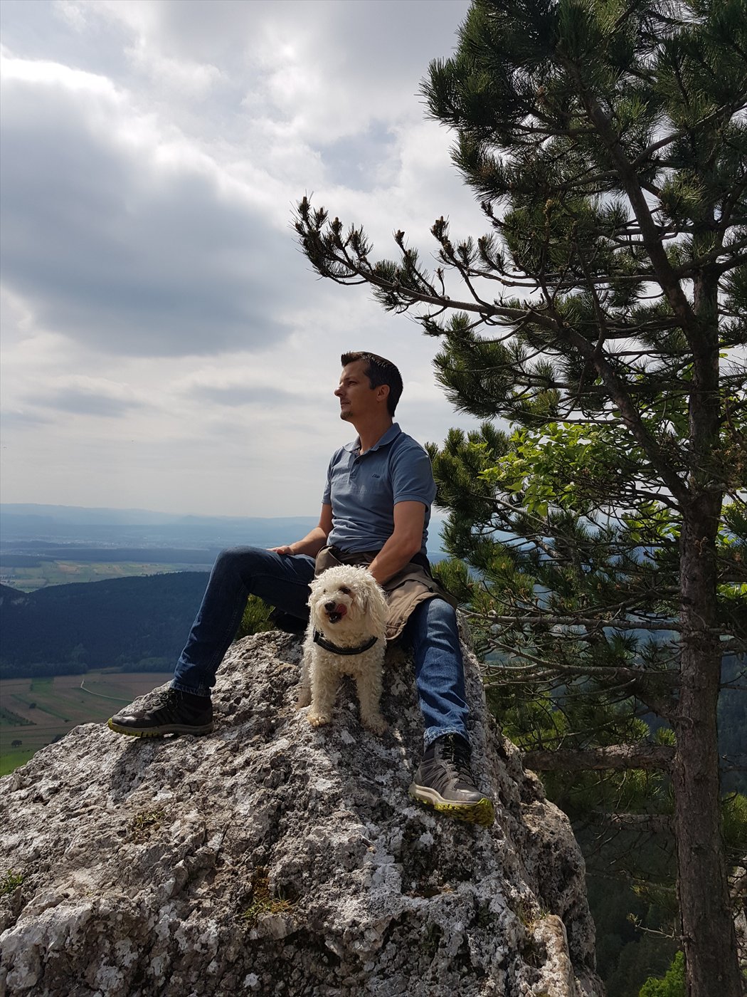 Bernd Rasner beim Wandern mit seinem Hund in den Bergen